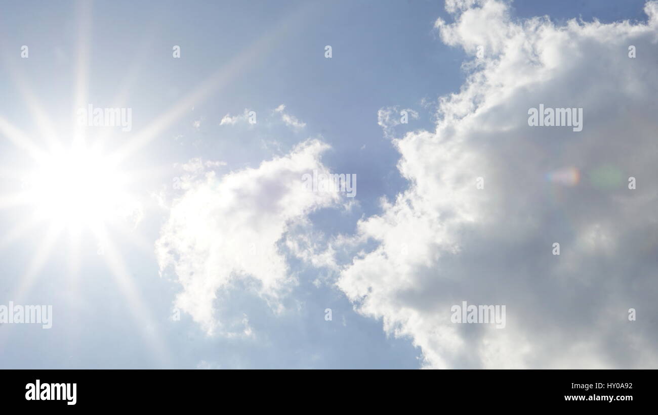 Il cielo blu e nuvole Foto Stock