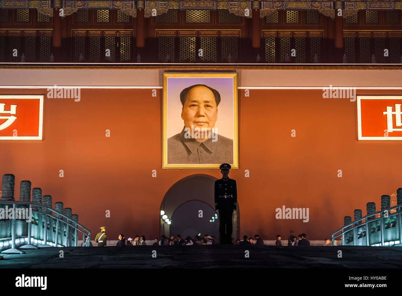 Porta di Tiananmen di notte con il ritratto di Mao e soldato di guardia, la Città Proibita di Pechino, Cina. Foto di stock di un soldato in silhouette keepin Foto Stock