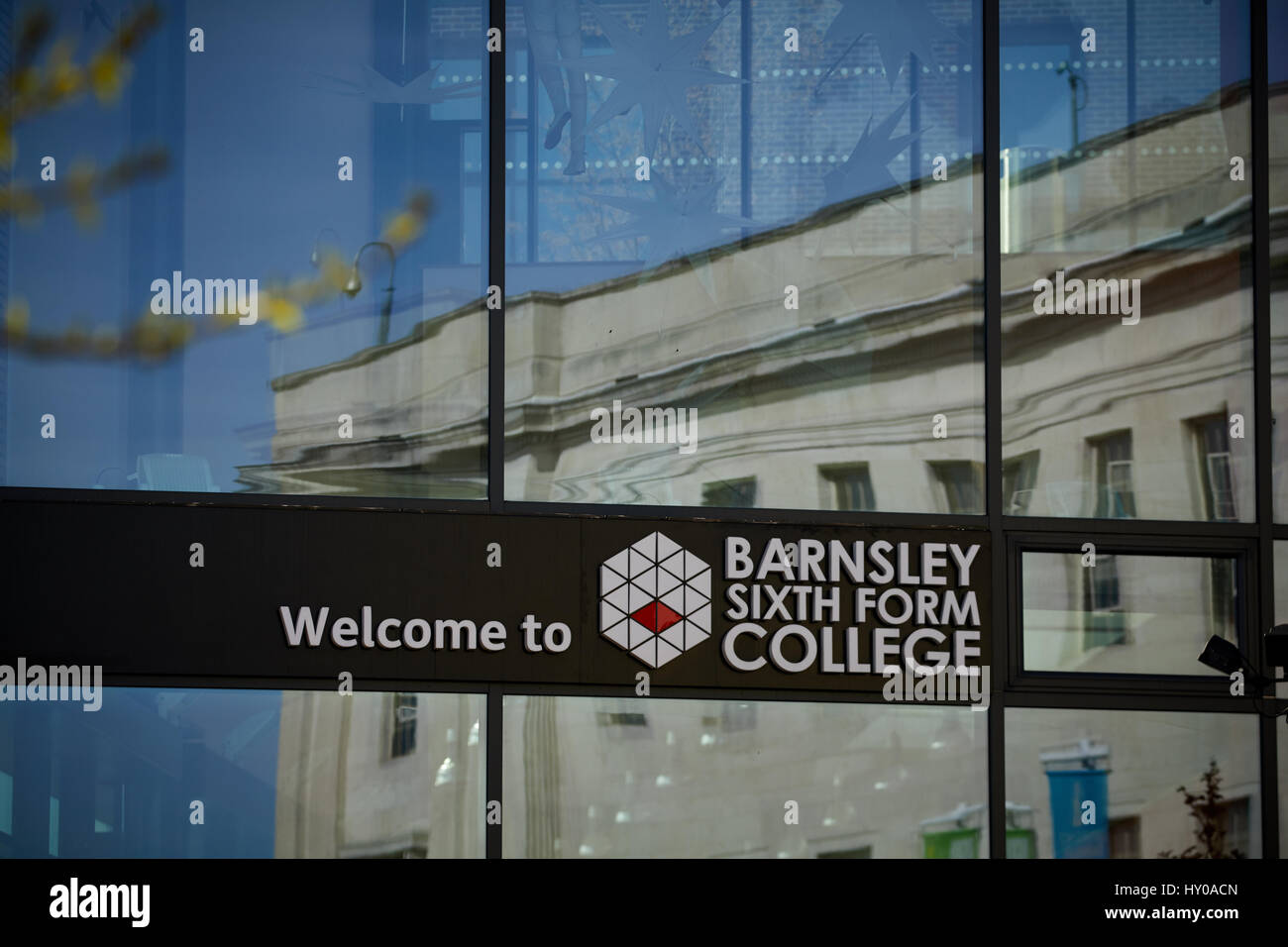 Barnsley Sixth Form College riflette il Municipio nella sua finestra, Barnsley Town Center, South Yorkshire, Inghilterra. Regno Unito. Foto Stock