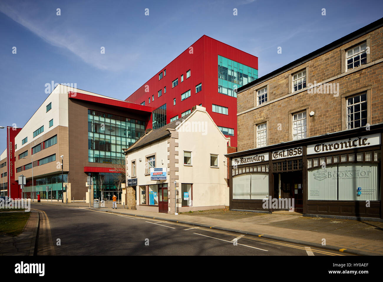 Design moderno Barnsley College con tradizionale giornale locale le croniche, Barnsley Town Center, South Yorkshire, Inghilterra. Regno Unito. Foto Stock