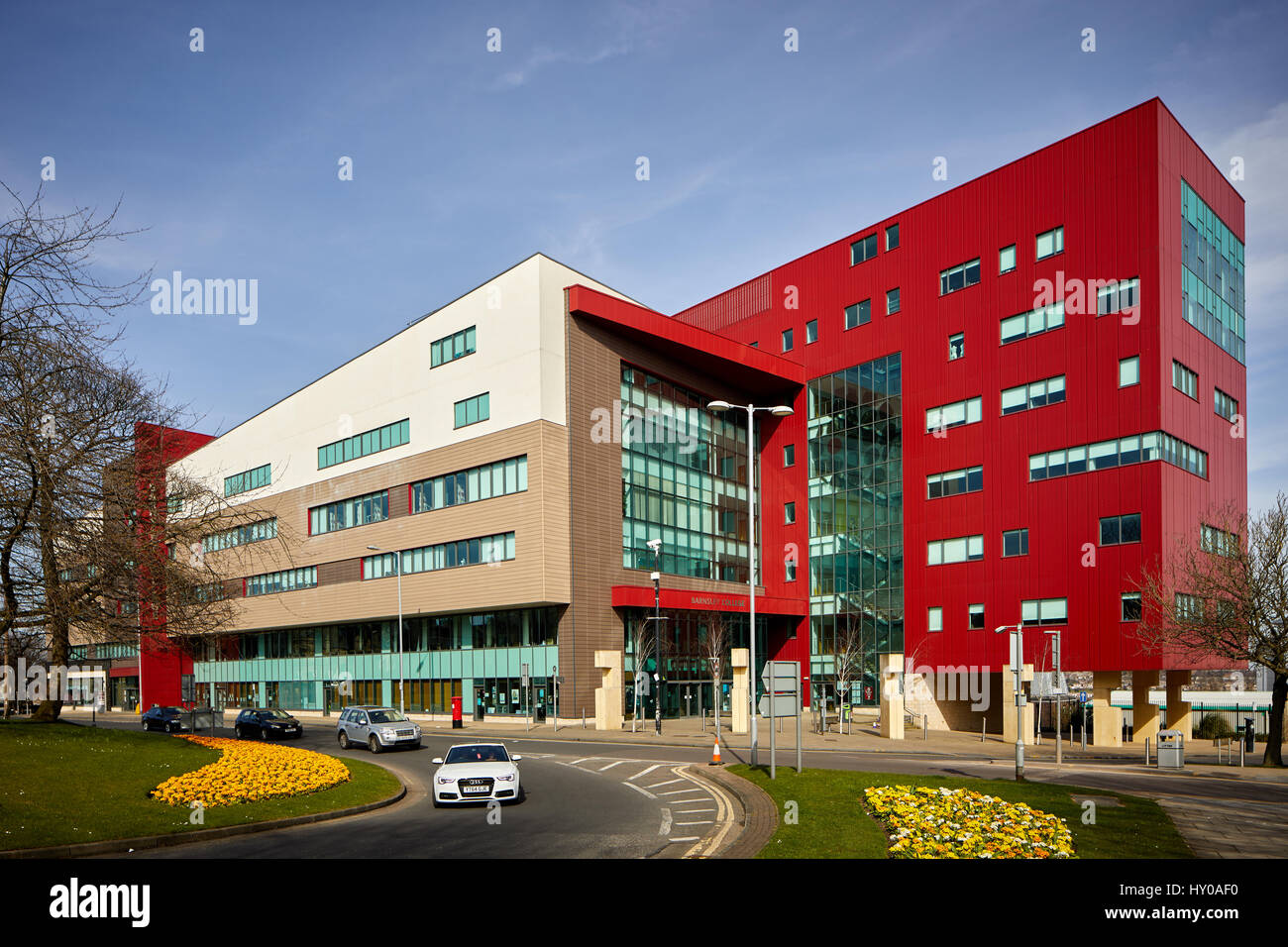 Design moderno Barnsley College con tradizionale giornale locale le croniche, Barnsley Town Center, South Yorkshire, Inghilterra. Regno Unito. Foto Stock