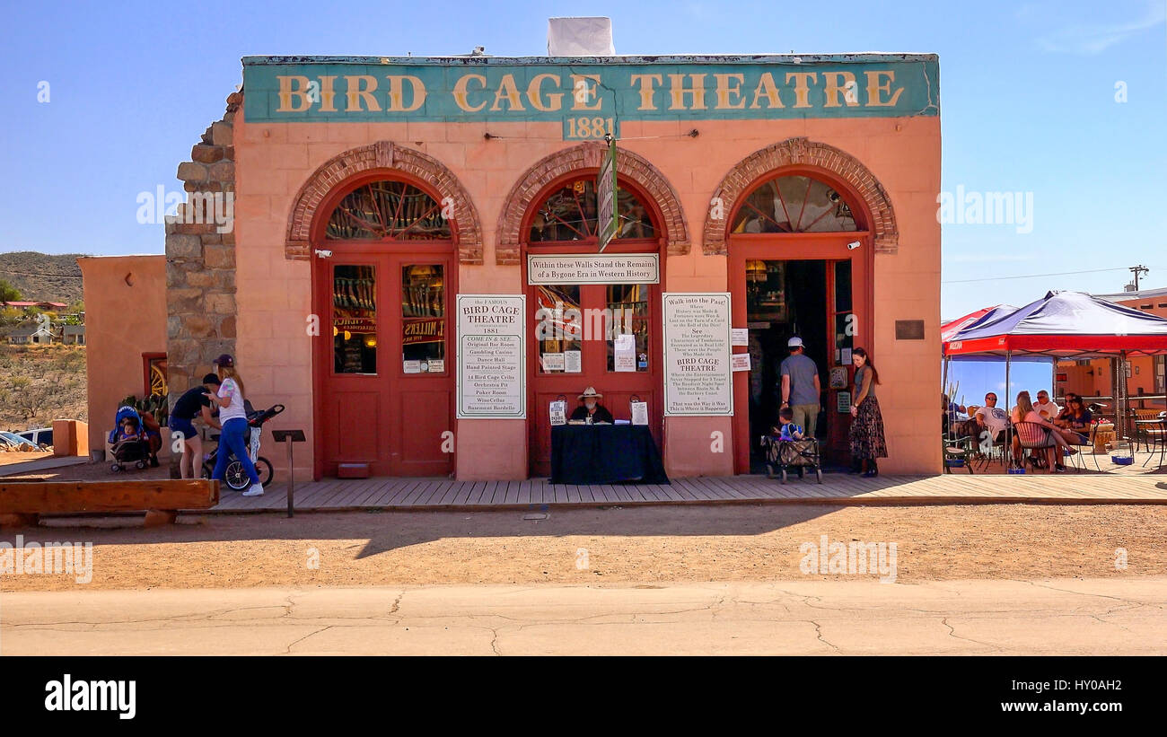 Storico di gabbia per uccelli di teatro come stagecoach passa da nel vecchio west town di lapide, Arizona Foto Stock