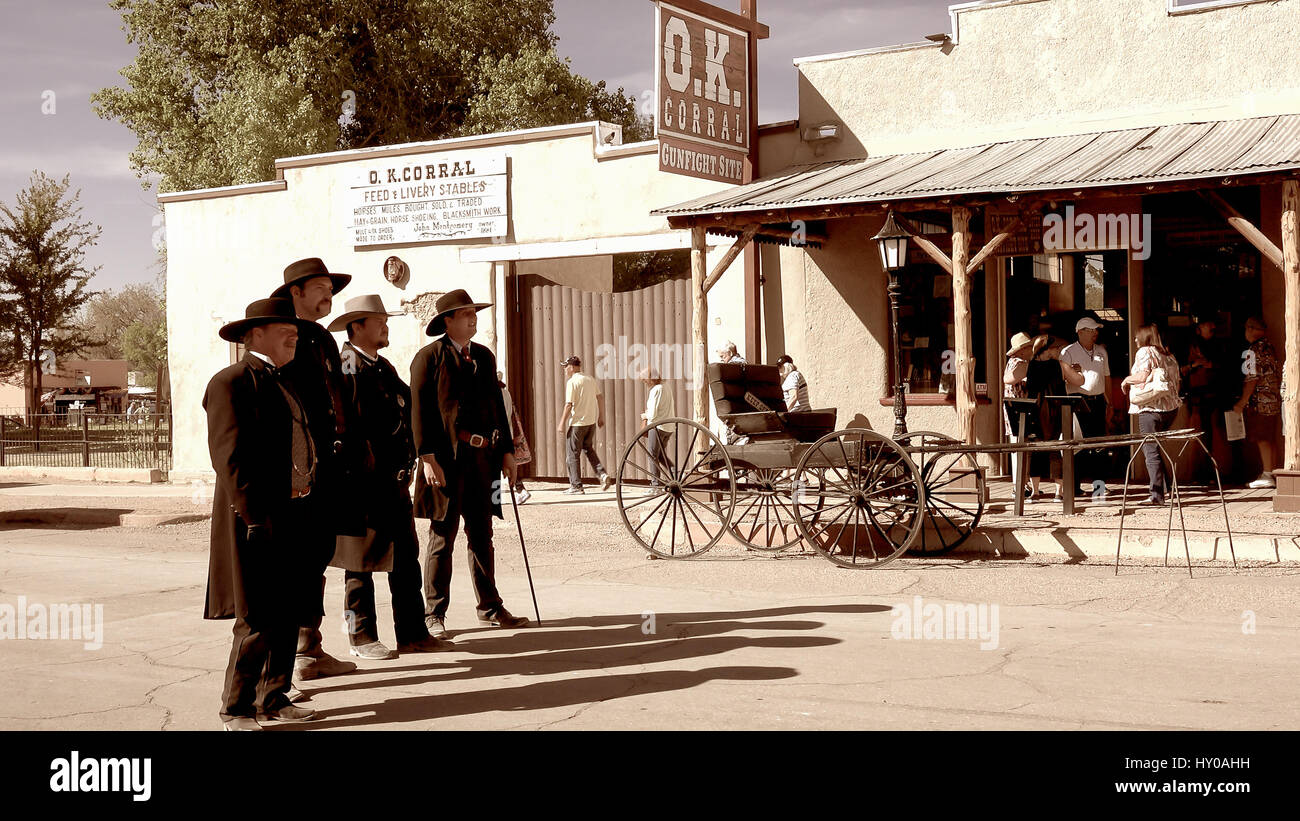 Gunfighters nelle strade della cittadina del selvaggio west di lapide, Arizona Foto Stock