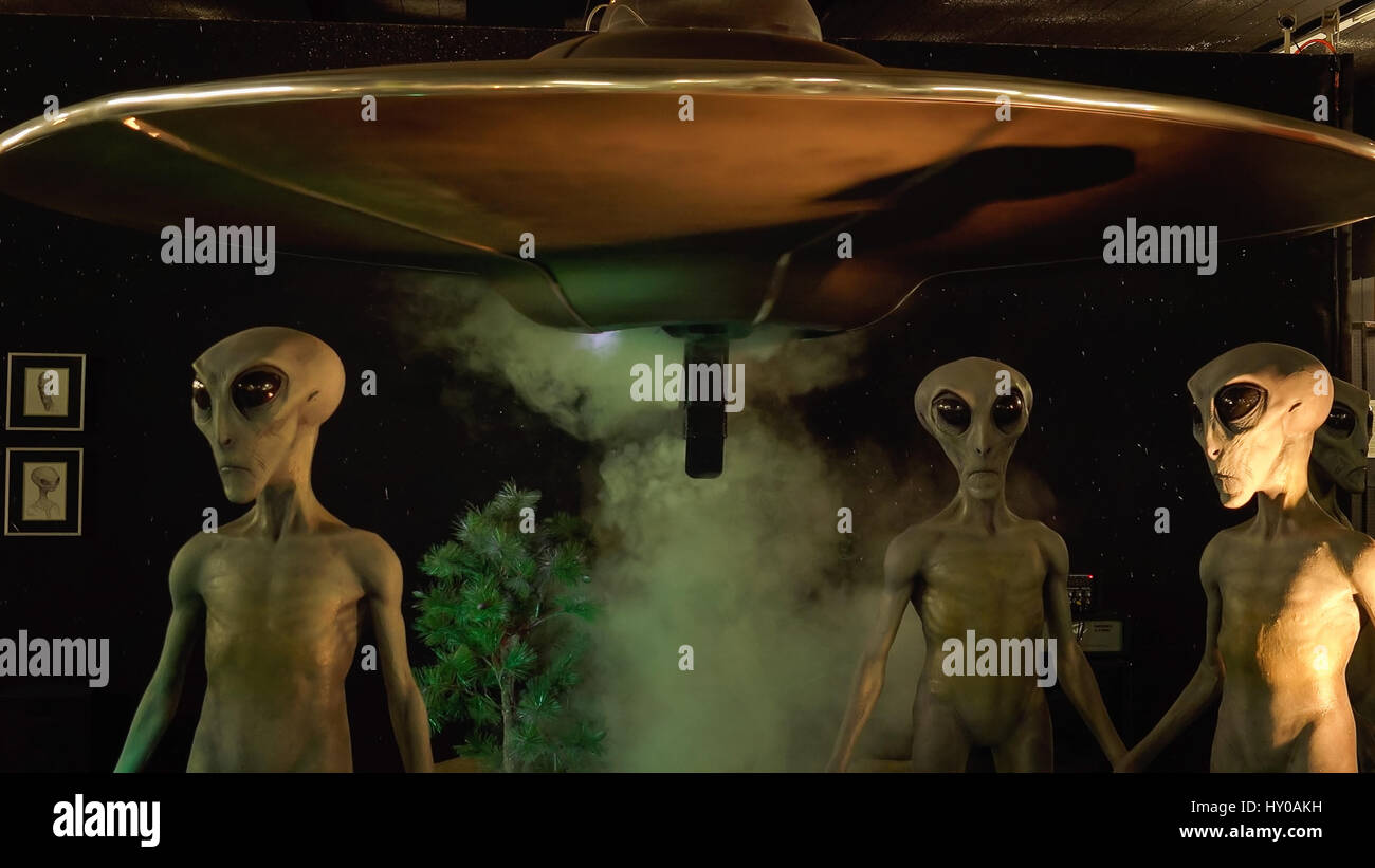 Gli stranieri e la navicella spaziale sul display all'International UFO Museum e il centro di ricerca Foto Stock