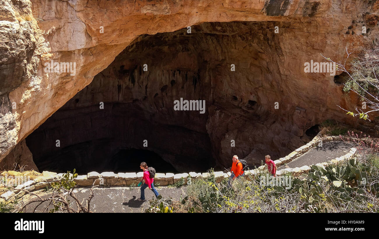 I turisti escursione il sentiero dentro e fuori l'ingresso naturale al parco nazionale di Carlsbad Cavern Foto Stock