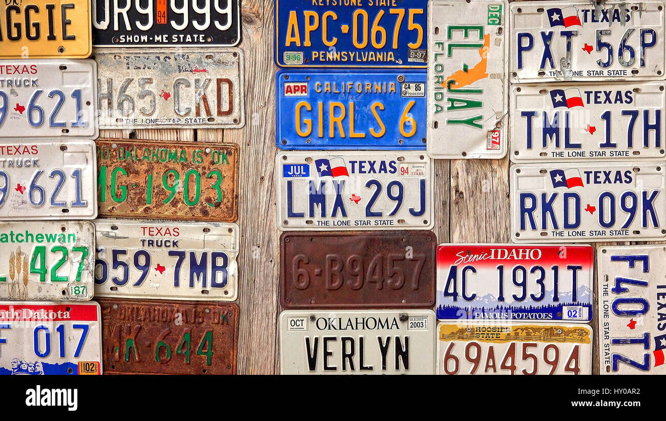 Vecchie piastre di licenza sono visualizzate su un fienile in legno in Luckenbach, Texas Foto Stock