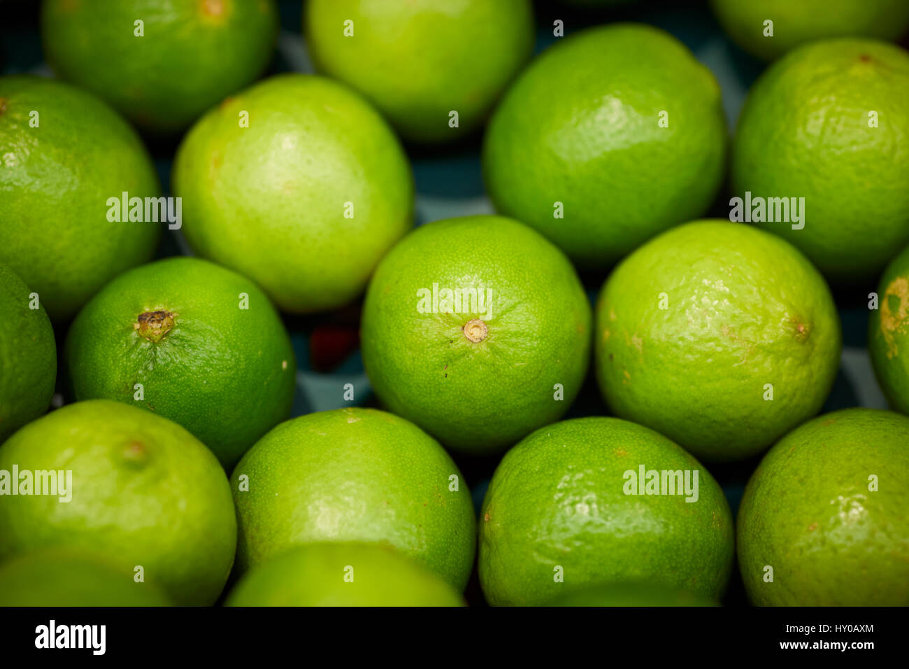 Verde lime sul display in store Foto Stock