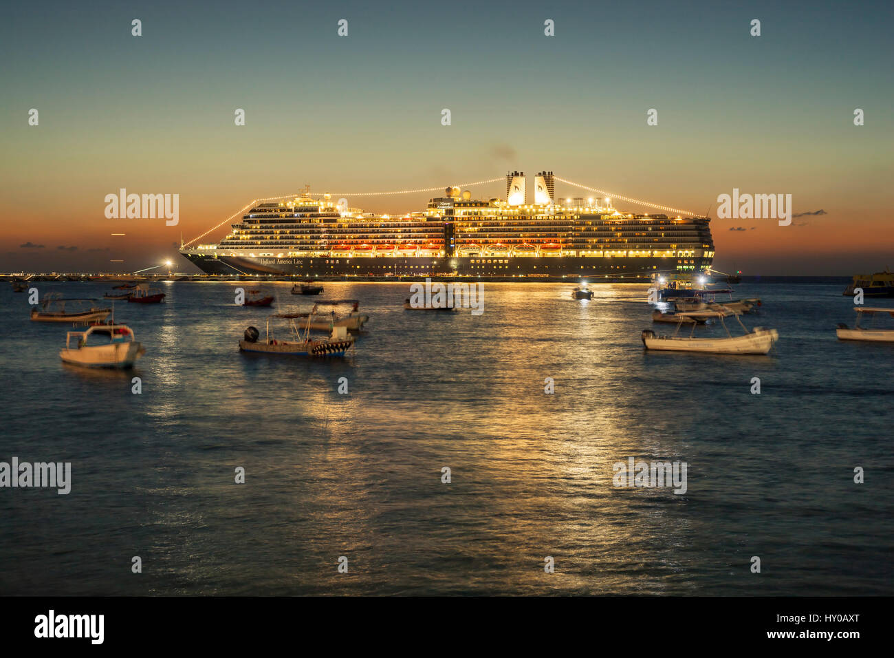 La linea di crociera nave al tramonto Foto Stock