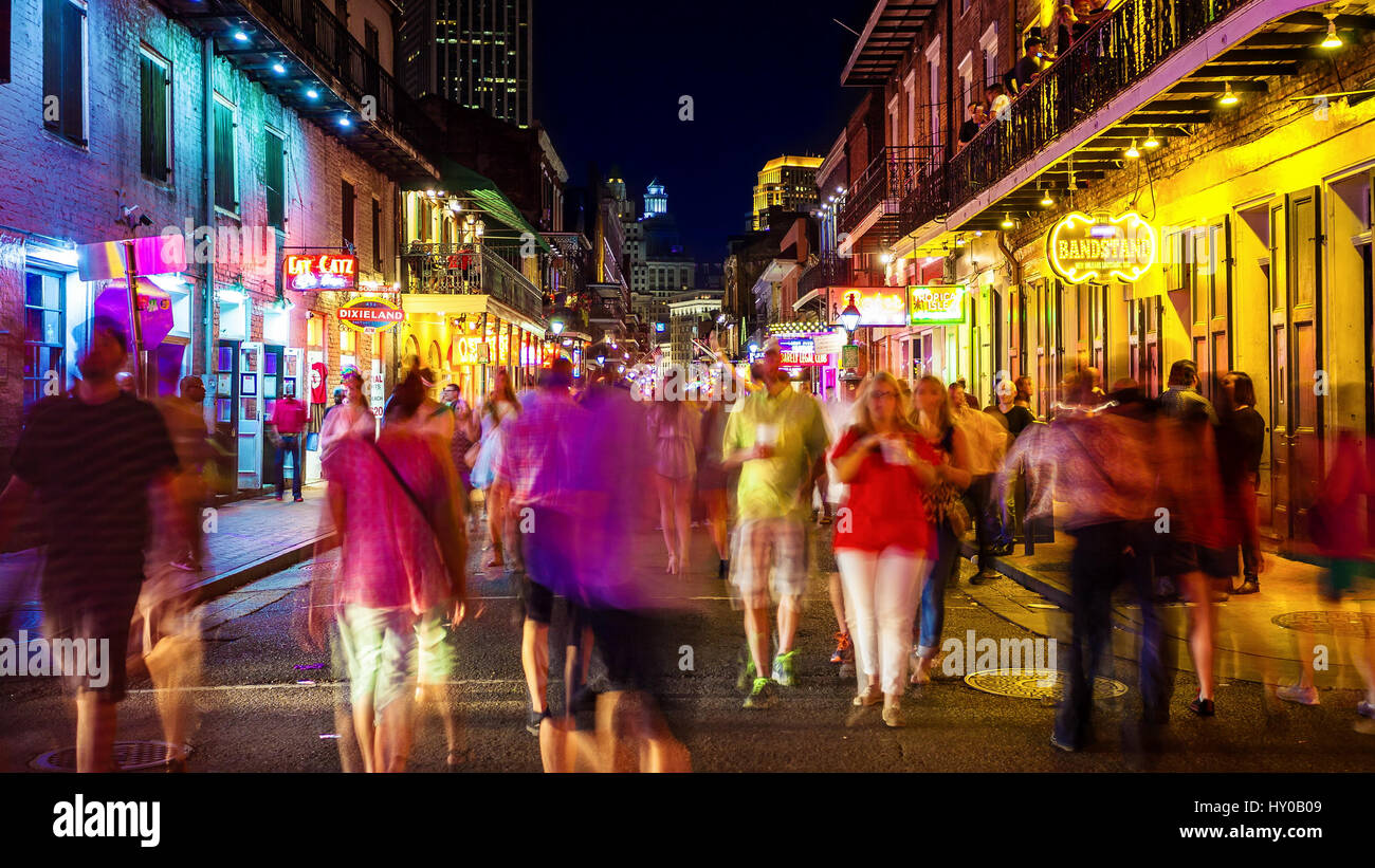 Le persone che si godono la famosa Bourbon Street di notte nel Quartiere Francese di New Orleans, Louisiana Foto Stock