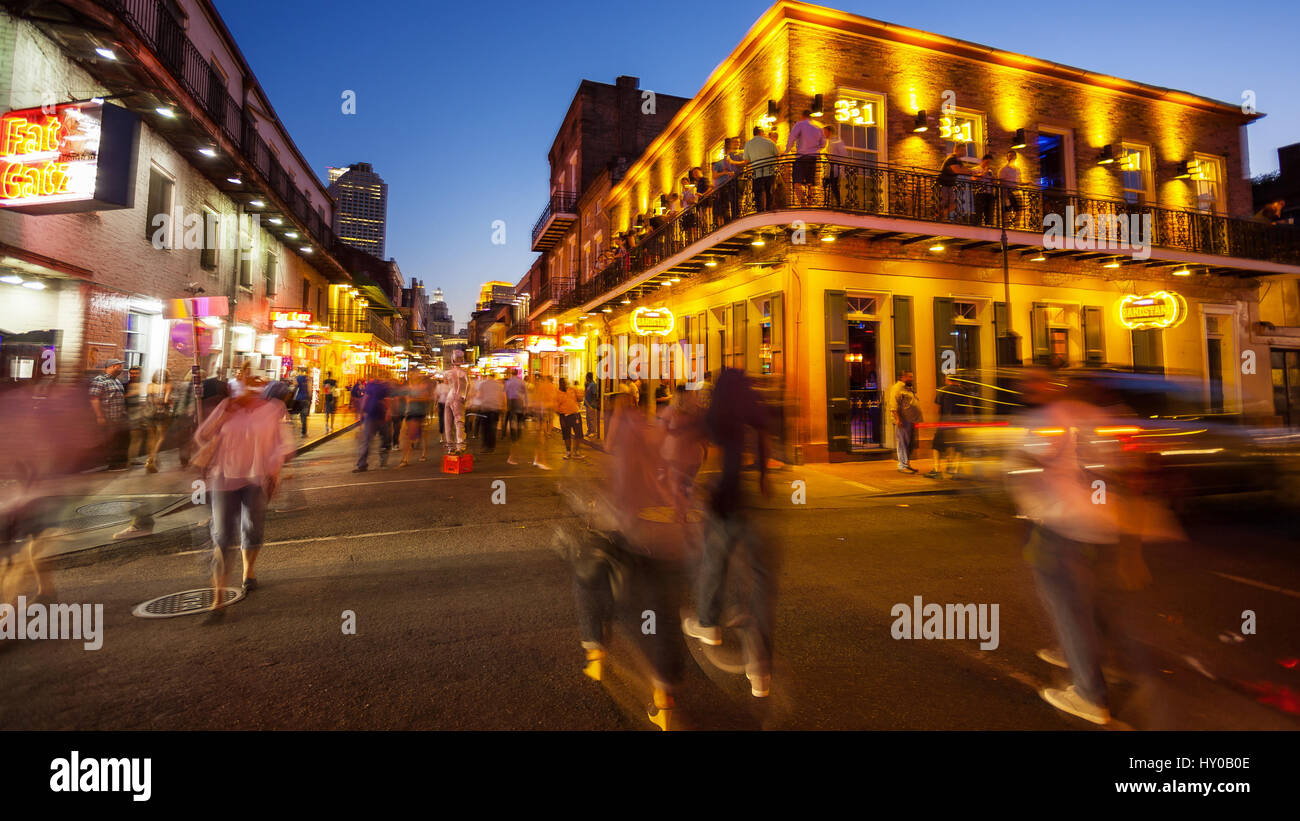 Bourbon Street nel Quartiere Francese di New Orleans quando scende la notte e le luci si accendono Foto Stock