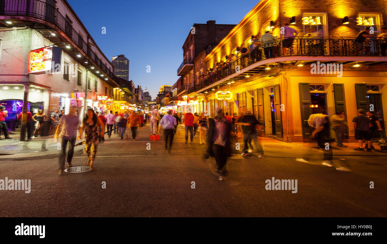 Bourbon Street nel Quartiere Francese di New Orleans quando scende la notte e le luci si accendono Foto Stock