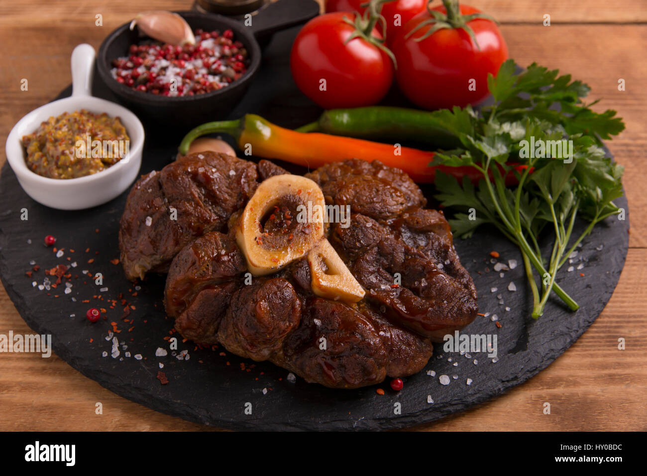 Arrosto di carne con osso Osso Buco in salsa di pomodoro Foto Stock
