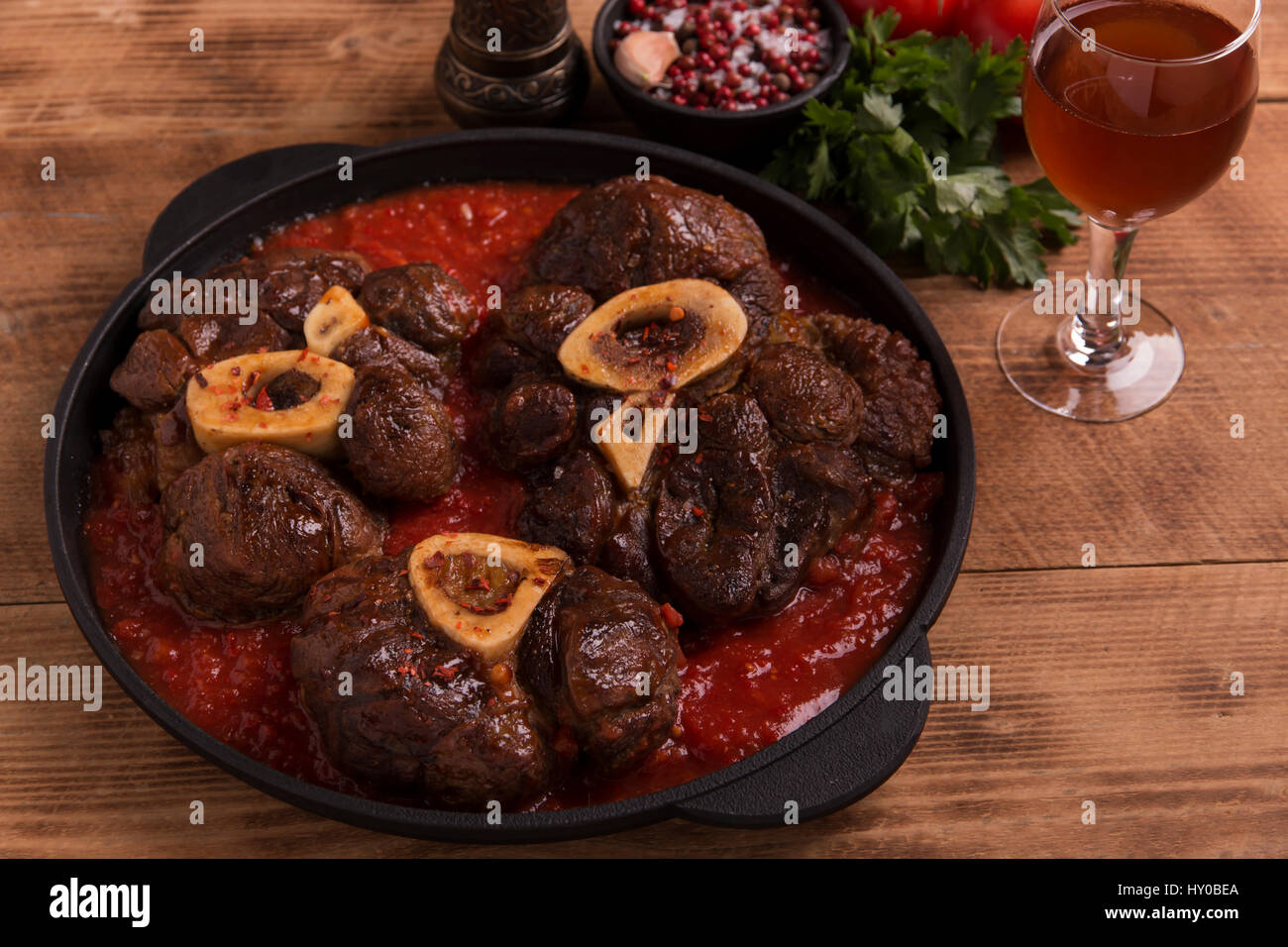 Arrosto di carne con osso Osso Buco in salsa di pomodoro Foto Stock