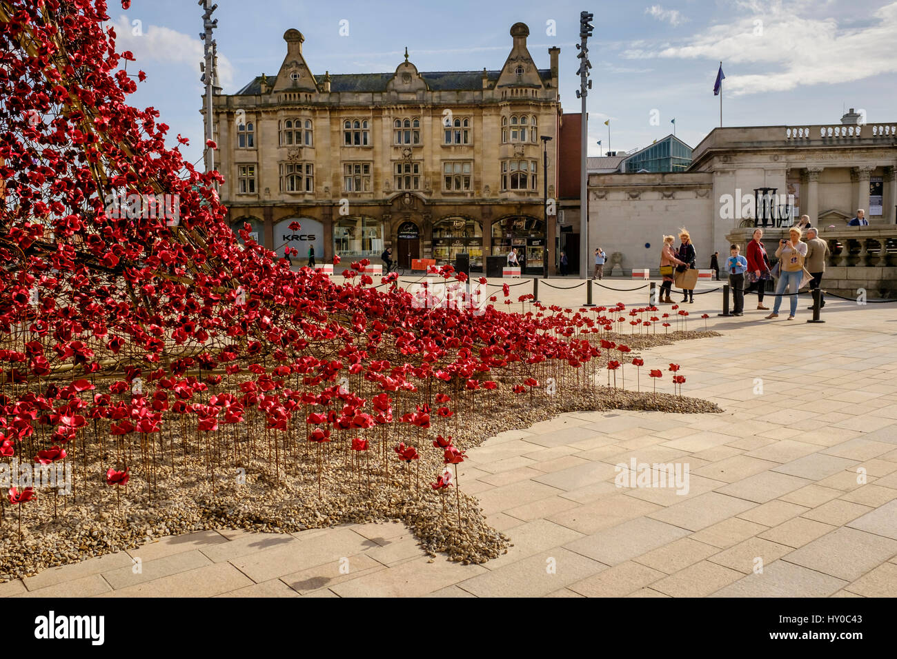 Papaveri finestra piangendo dall artista Paul Cummings & designer Tom Piper per commemorare la Prima Guerra Mondiale Foto Stock