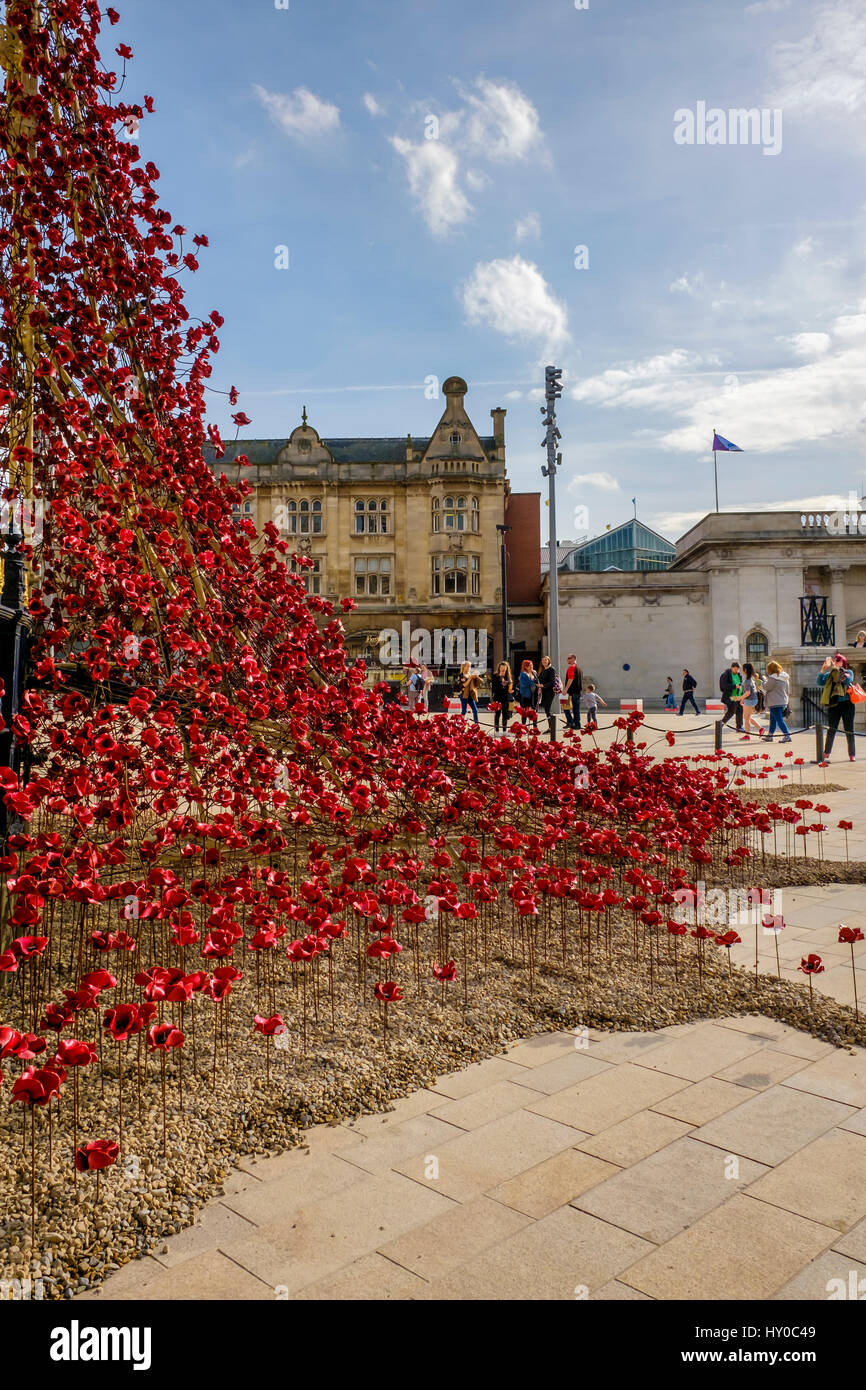 Papaveri finestra piangendo dall artista Paul Cummings & designer Tom Piper per commemorare la Prima Guerra Mondiale Foto Stock