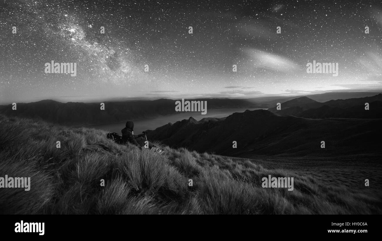 Guardare / fotografando le stelle dall'alto Foto Stock