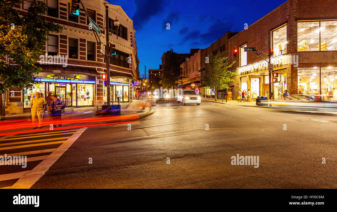 Pedoni e il traffico su una strada trafficata nel centro di Asheville, North Carolina, il timelapse Foto Stock