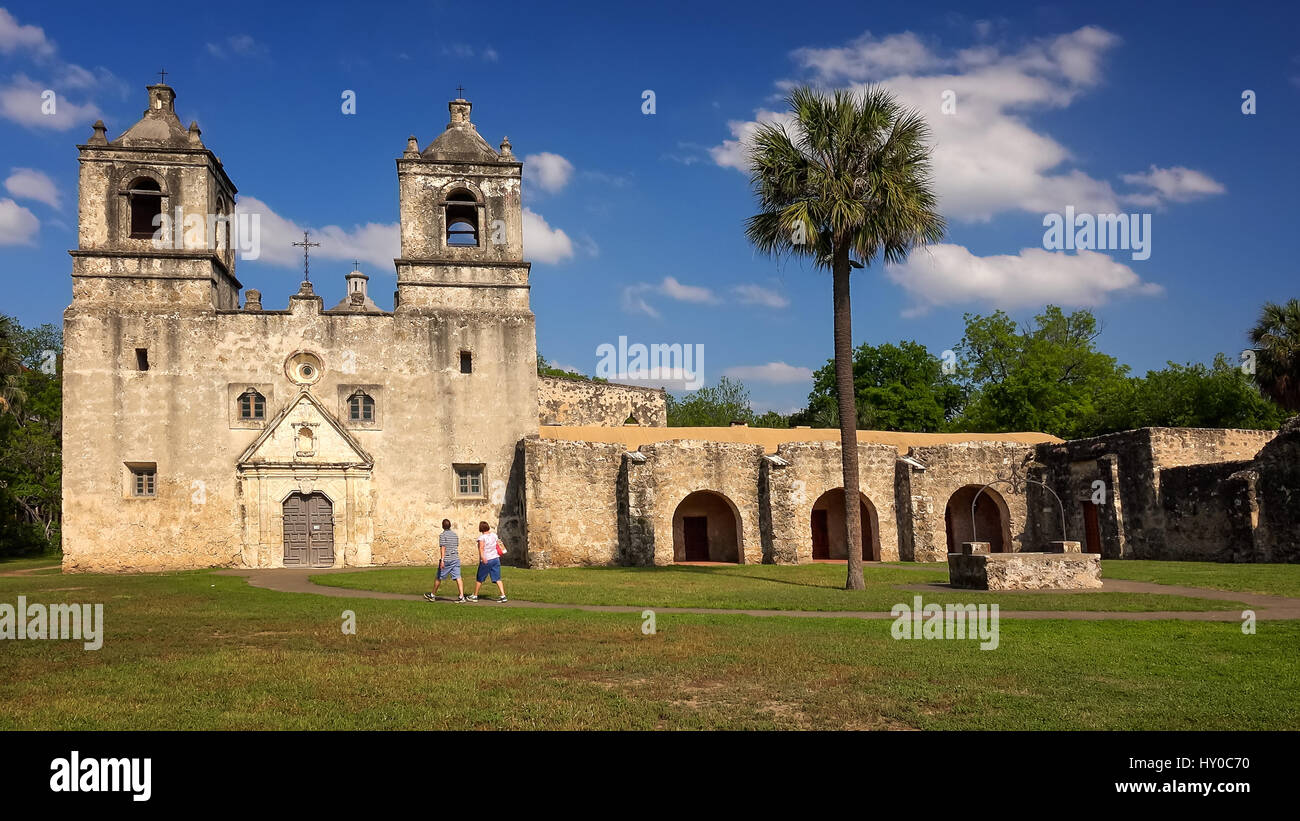 Due turisti a piedi lungo il sentiero che conduce alla missione Concepcion in San Antonio, Texas Foto Stock
