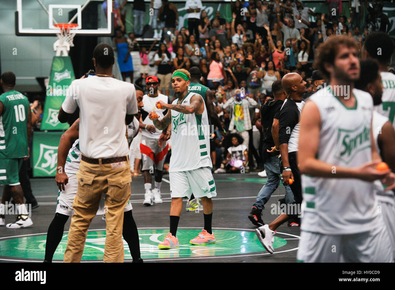 Chris Brown gettando mini basketballs per ventole a la scommessa esperienza Sprite Celebrity Gioco di basket presso il Los Angeles Convention Center in giugno 27th, 2015 a Los Angeles, California. Foto Stock