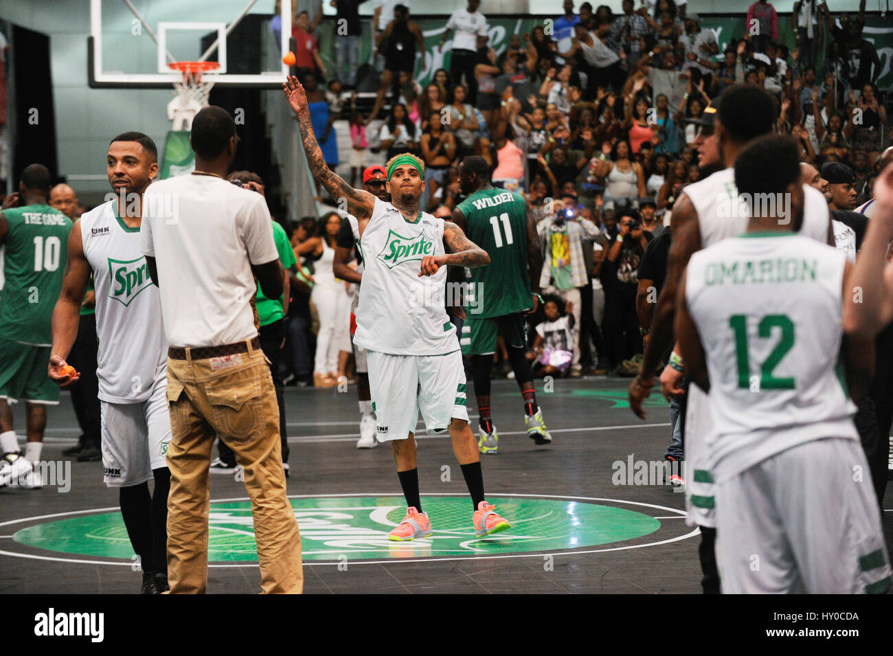 Chris Brown gettando mini basketballs per ventole a la scommessa esperienza Sprite Celebrity Gioco di basket presso il Los Angeles Convention Center in giugno 27th, 2015 a Los Angeles, California. Foto Stock