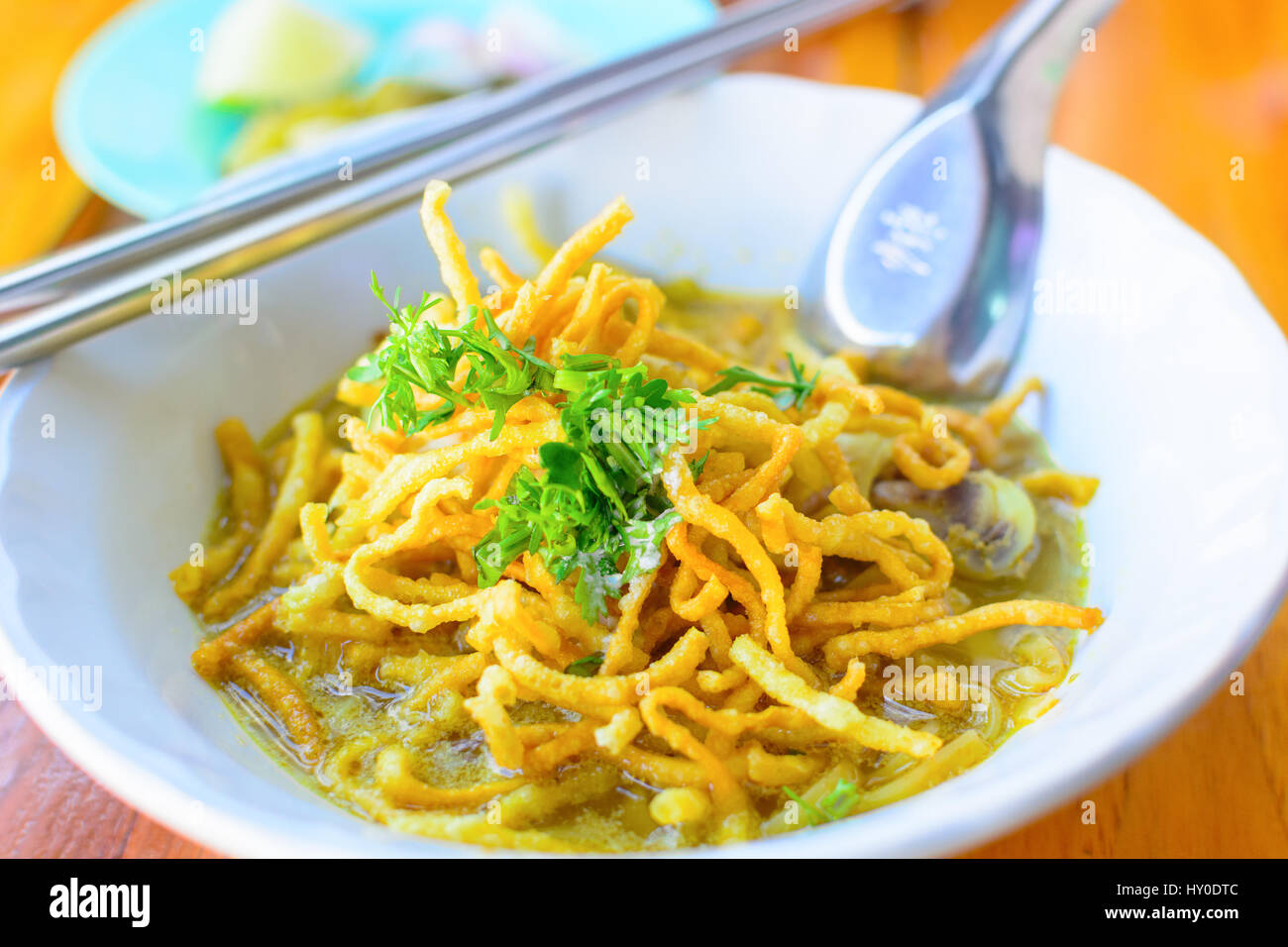 A base di noodle all'uovo di pollo al curry (Kao Soi Kai ) cucina locale a nord della Thailandia. Foto Stock
