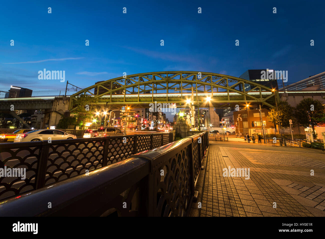 Sobu Matsuzumicho Bridge, vista dal ponte Shoheibashi, Chiyoda-Ku, Tokyo, Giappone Foto Stock