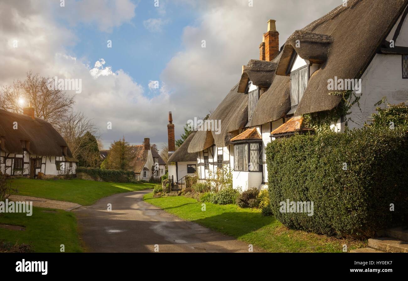 Cottage con il tetto di paglia a Duck Lane, Welford on Avon, Warwickshire, Inghilterra Foto Stock