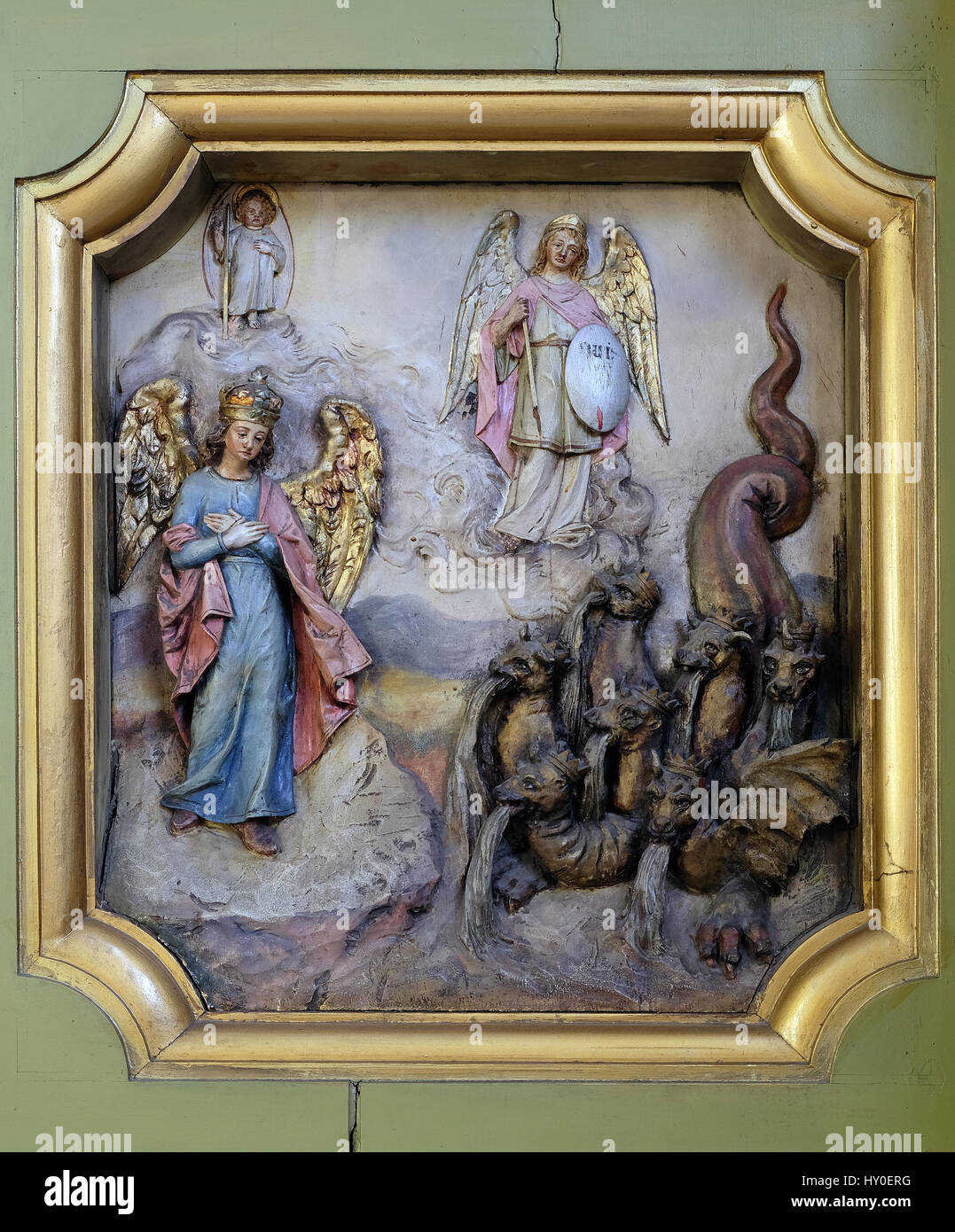 San Michele Arcangelo protettore della donna apocalittica, Saint George altare nella Basilica del Sacro Cuore di Gesù a Zagabria Foto Stock