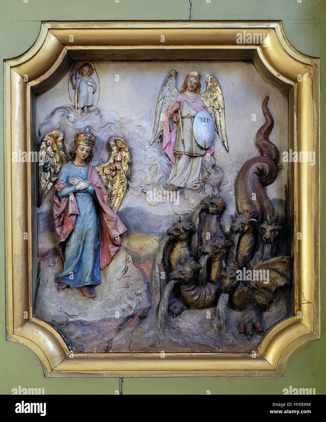 San Michele Arcangelo protettore della donna apocalittica, Saint George altare nella Basilica del Sacro Cuore di Gesù a Zagabria Foto Stock