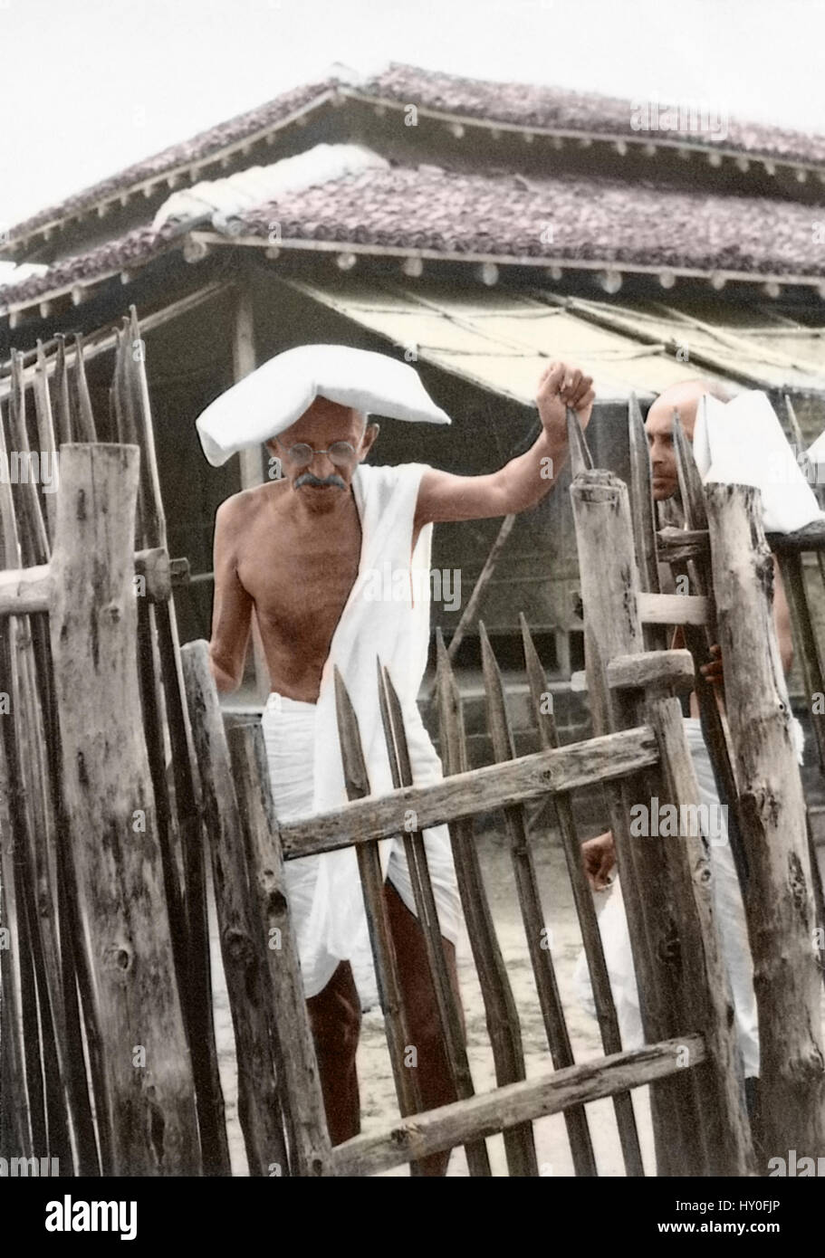 Il Mahatma Gandhi cuscino porta sulla testa, sevagram ashram, Maharashtra, India, Asia, 1940 Foto Stock