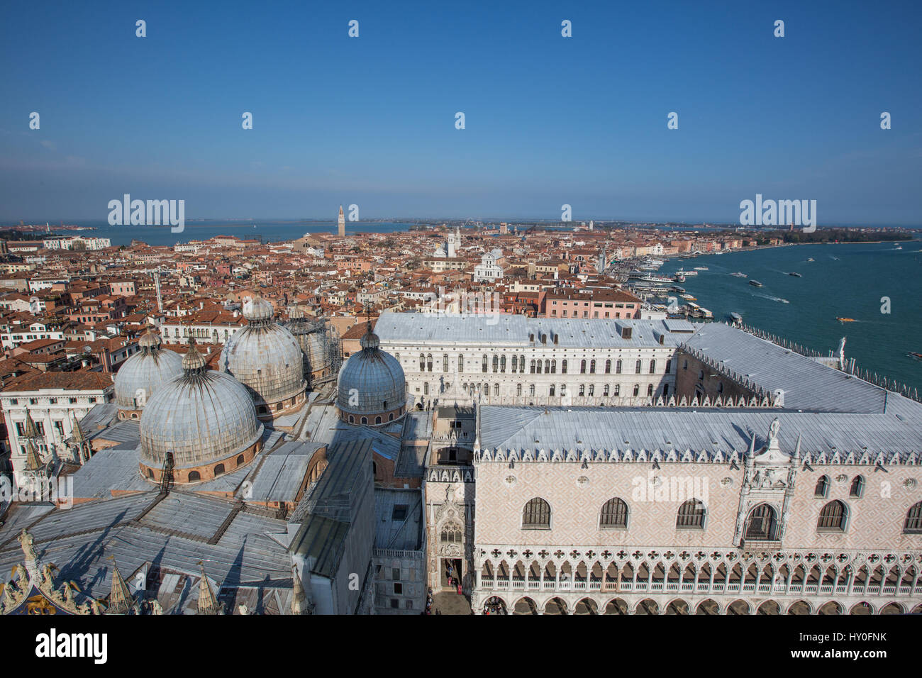 Tetti di Venezia vista da sopra, dal Campanile di Piazza San Marco, Venezia, Italia Europa Foto Stock