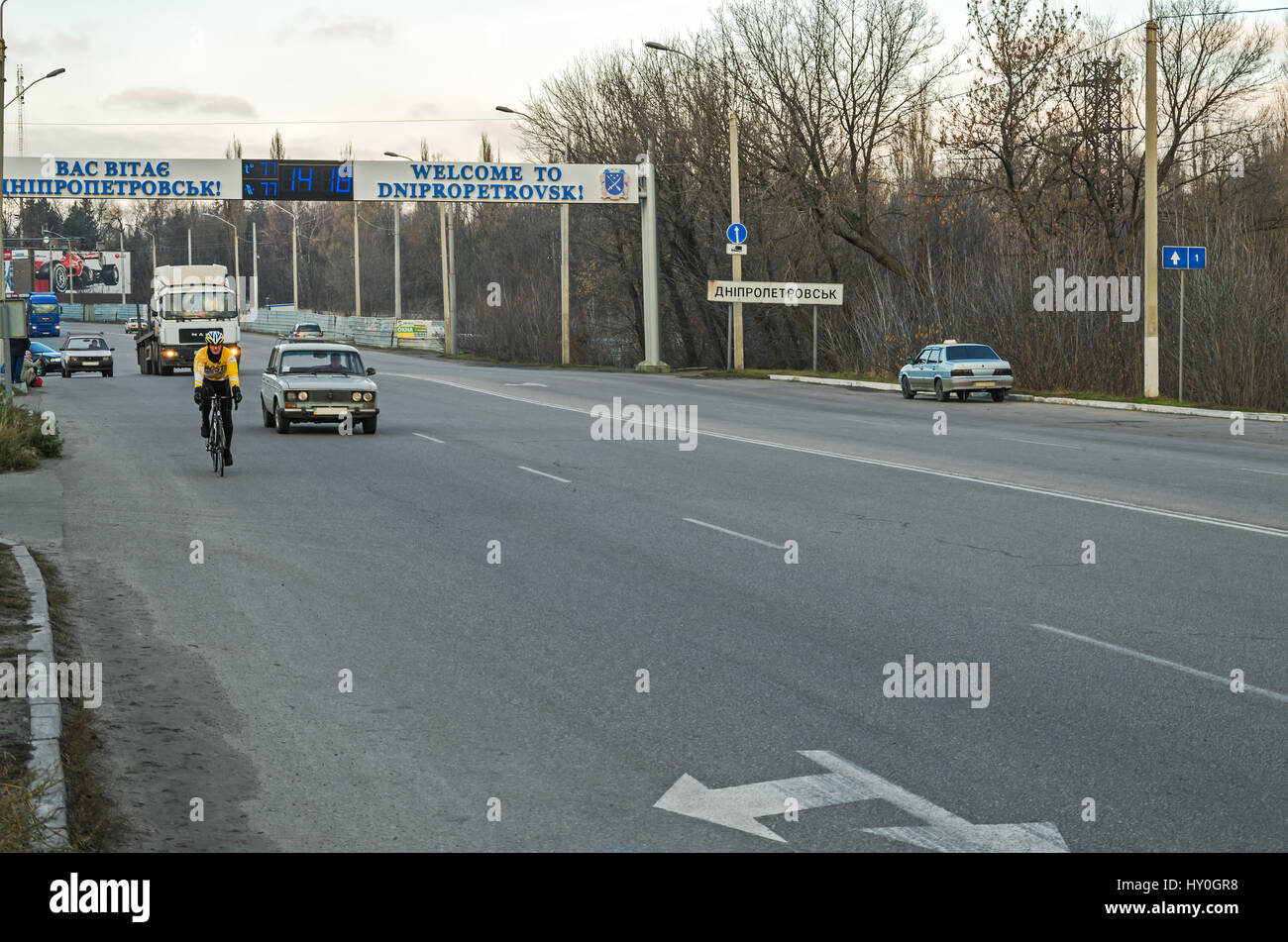 Dnepropetrovsk, Ucraina - Dicembre 04, 2015: ingresso alla città Dnipro dalla regione di Zaporozje Foto Stock