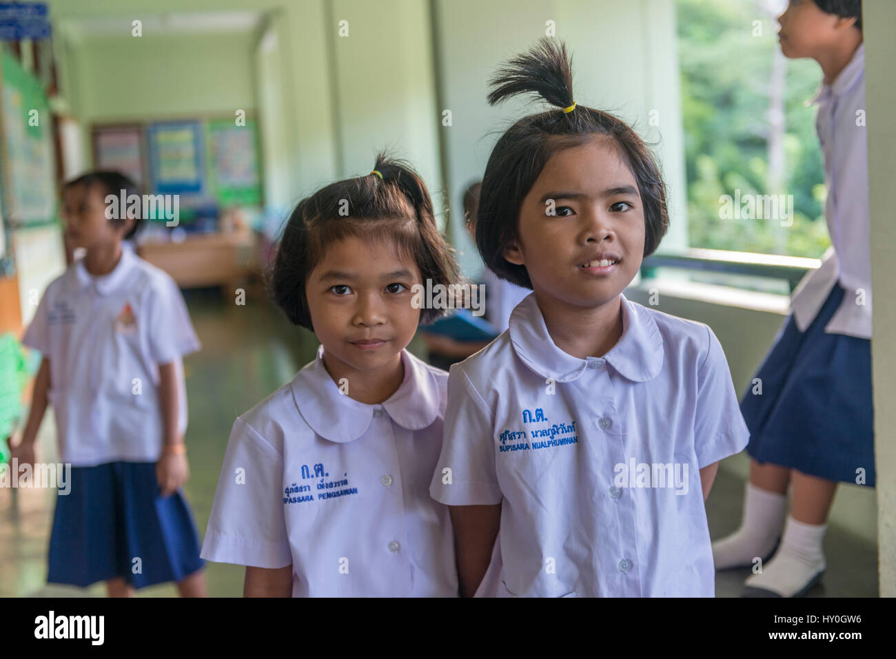 Due graziosi ragazza di nome Fasai (sinistra) e Youmi in una scuola elementare a Phuket, Tailandia. 10=Mar-2017 Foto Stock