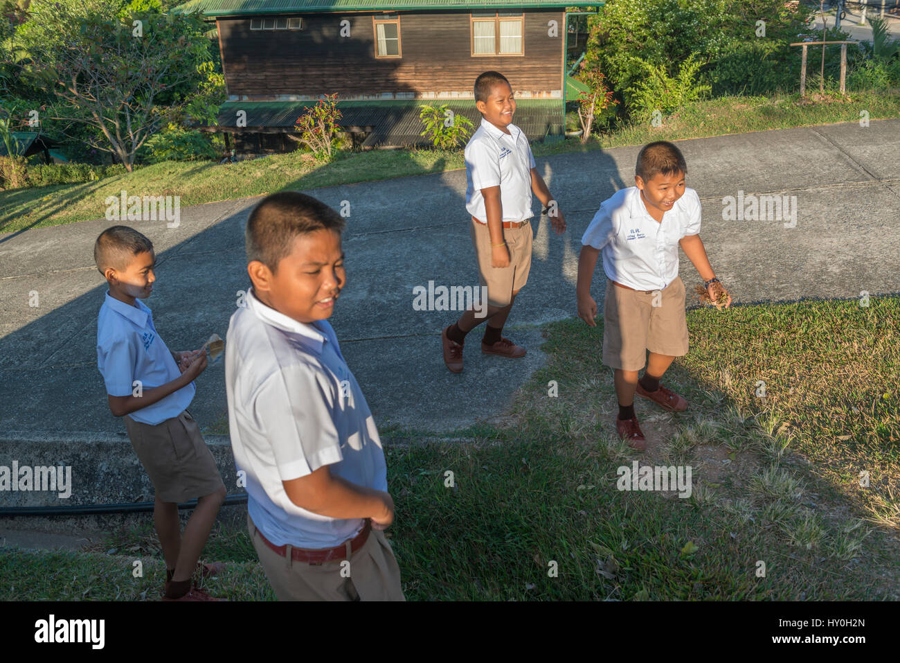 Ragazzo gli studenti di una scuola primaria a Phuket, Tailandia. 10=Mar-2017 Foto Stock