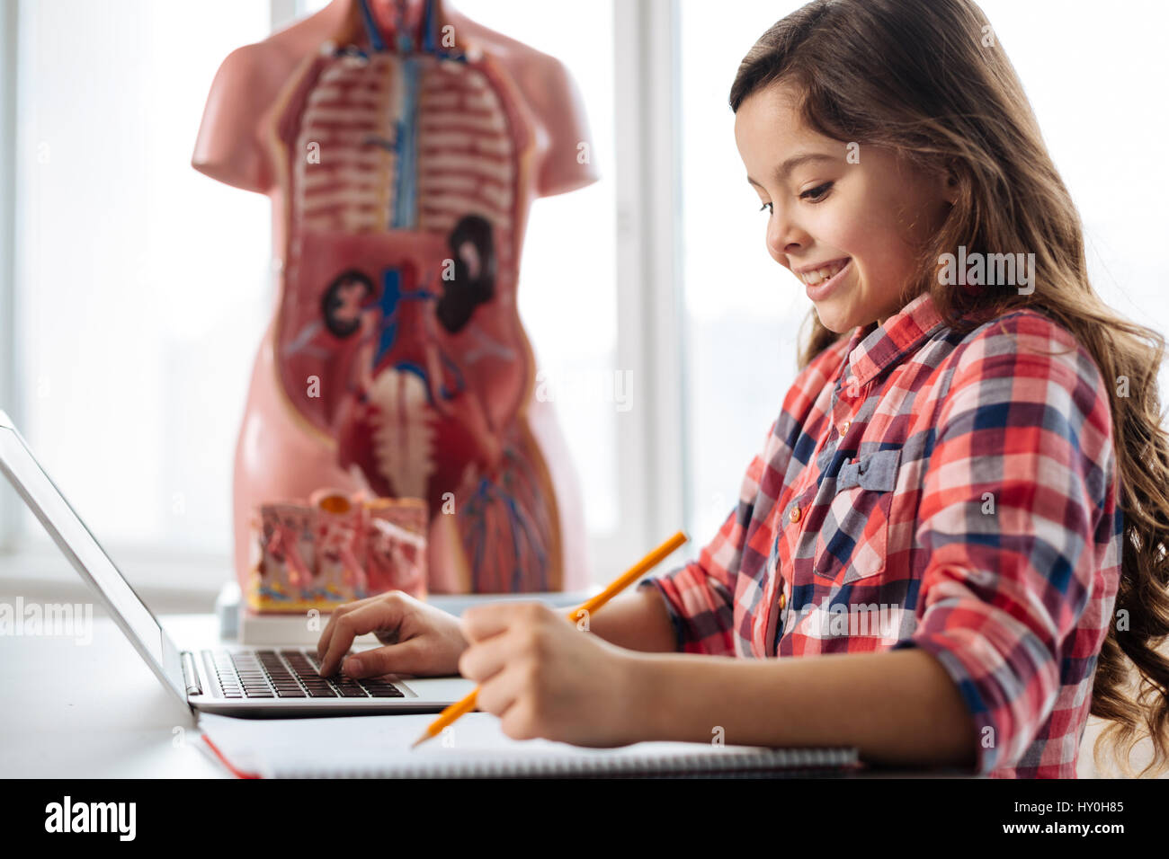 Creative bravo studente di scrivere un documento di ricerca Foto Stock