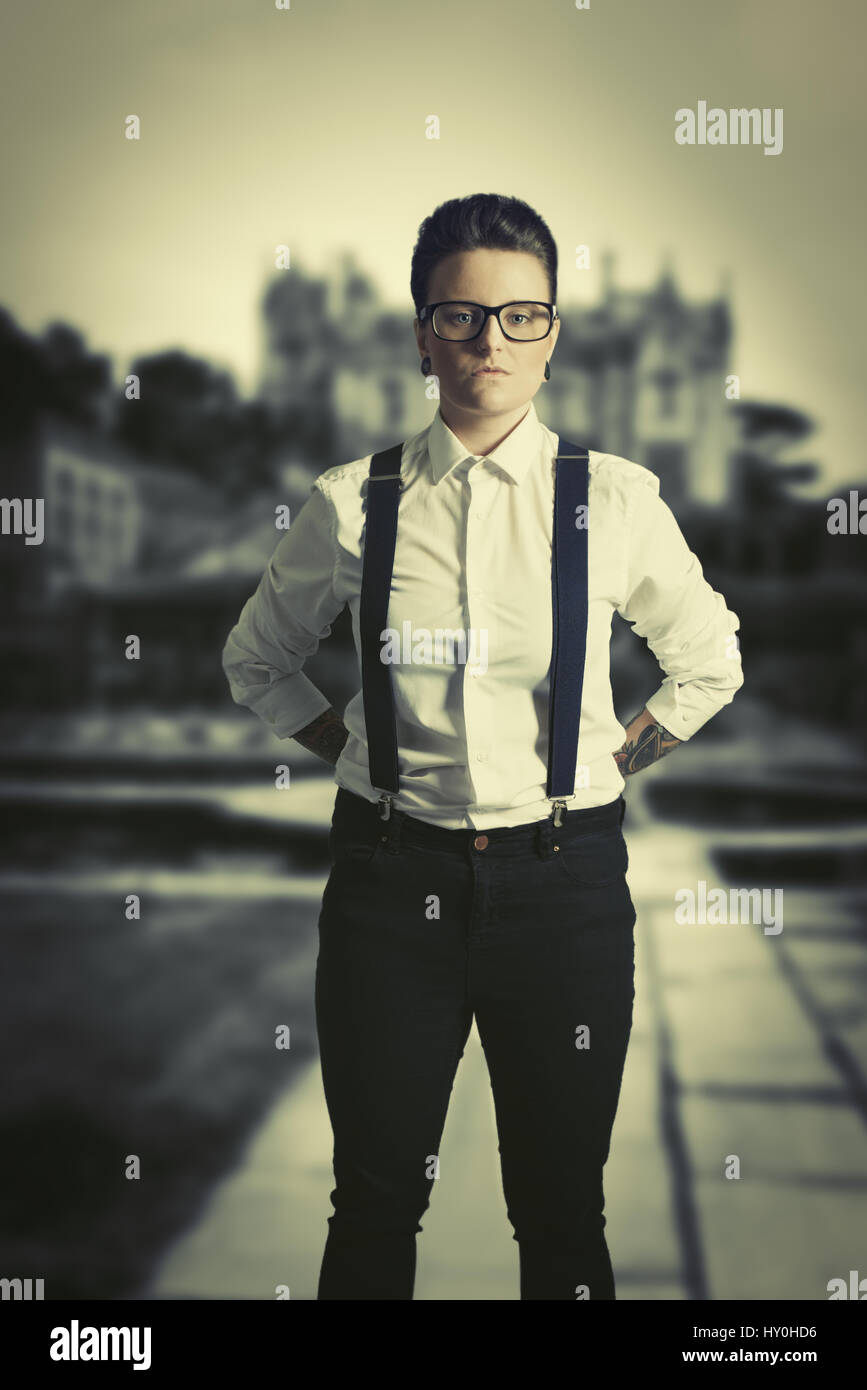 Androgino persona in piedi nella parte anteriore del mansion Foto Stock