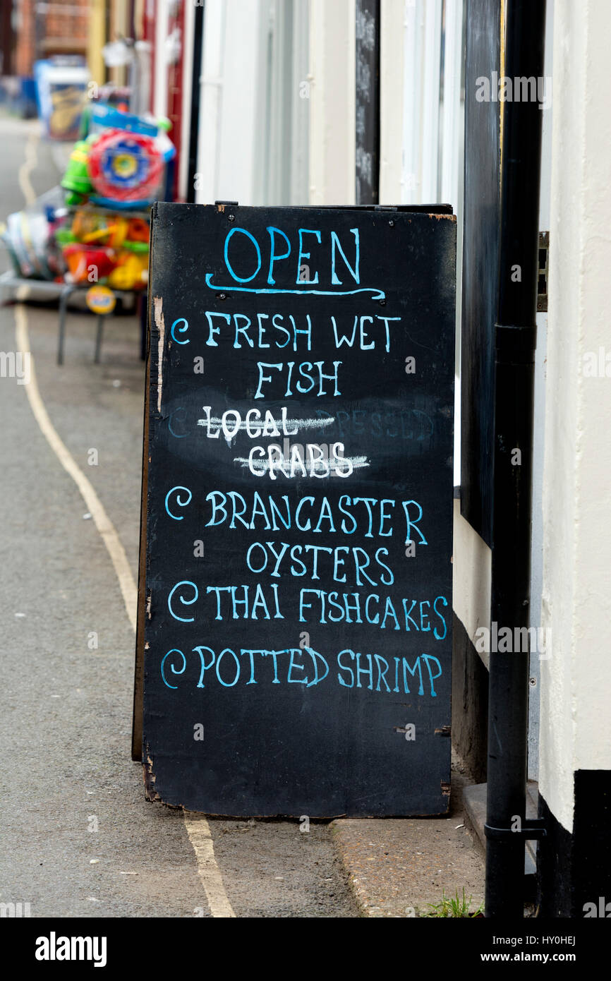 Segno al di fuori di un negozio di pescivendoli, Pozzi-next-il-Mare, Norfolk, Inghilterra, Regno Unito Foto Stock
