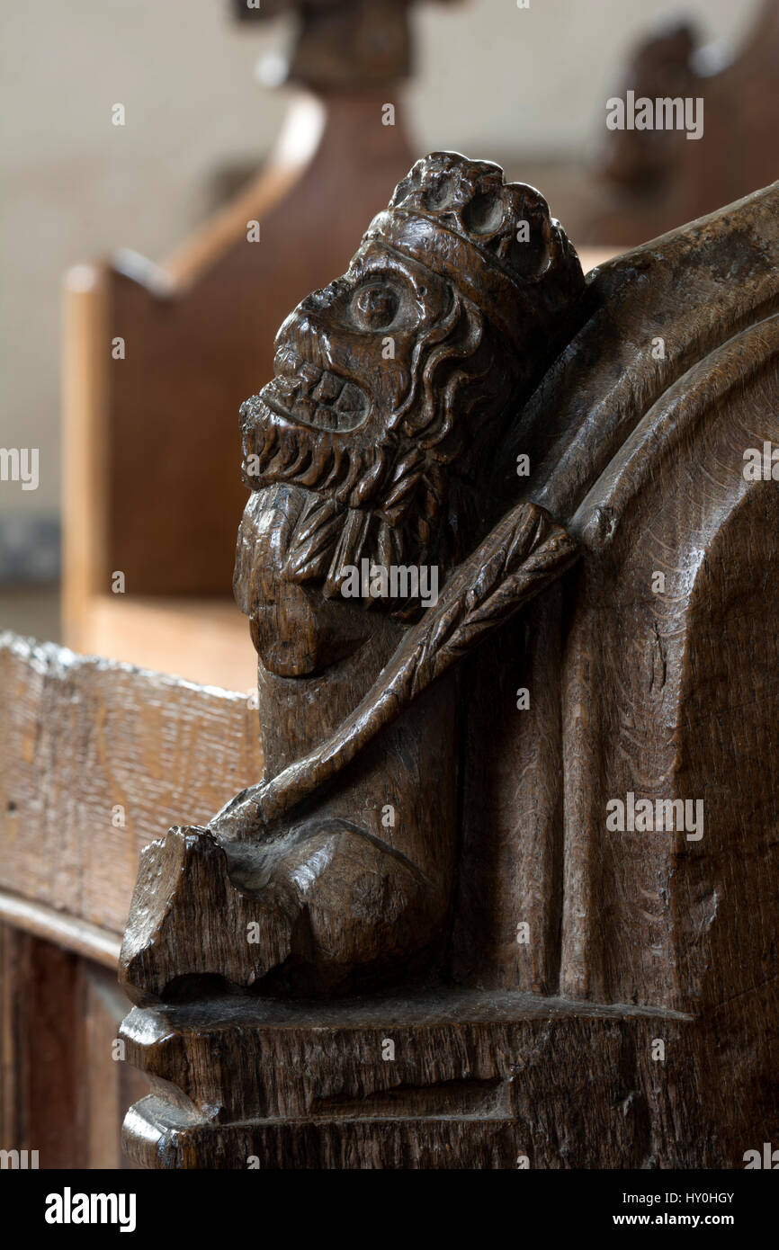 Medievale banco fine carving nella chiesa di San Pietro, grande Walsingham, Norfolk, Inghilterra, Regno Unito Foto Stock