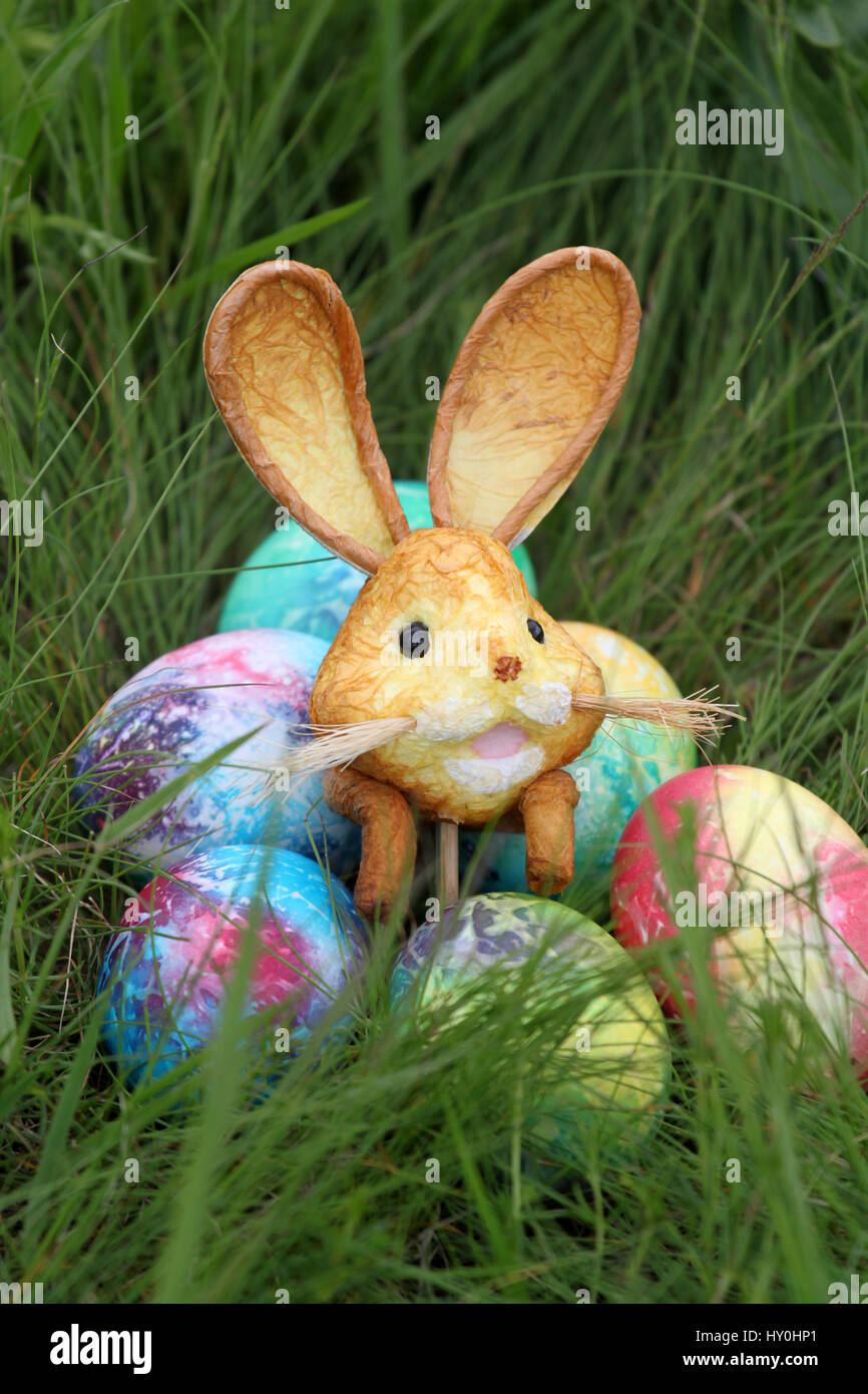 Colorate le uova di pasqua e coniglio su erba verde sullo sfondo Foto Stock