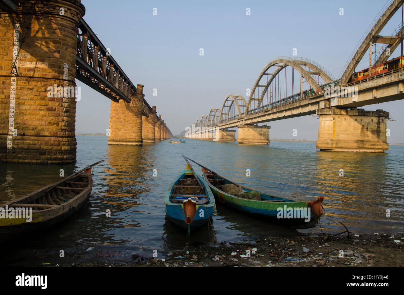 Barche tra ponti, rajahmundry, Andhra Pradesh, India, Asia Foto Stock