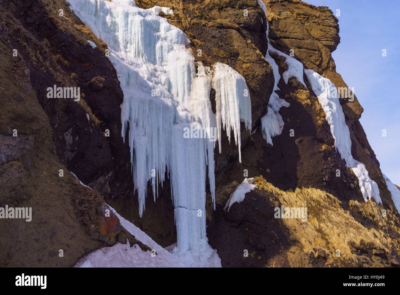 La molla delle cascate di ghiaccio sulla riva del Mare di Ohotsk, isola di Sakhalin, Russia. Foto Stock