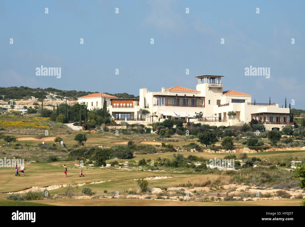 Gli amanti del golf nella distanza giocando al Elea Estates campo da golf in Paphos Cipro del Sud. Foto Stock