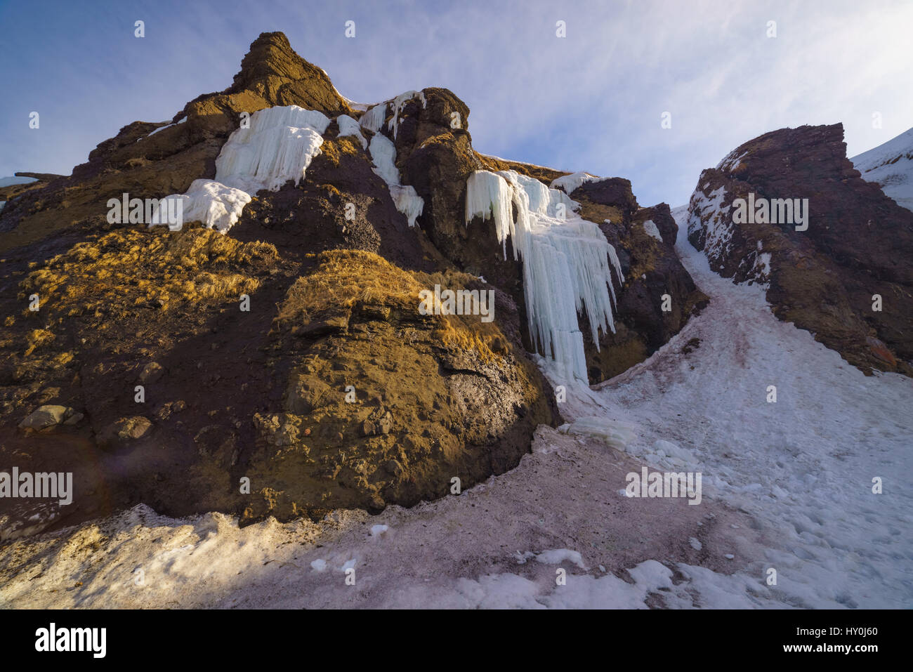 La molla delle cascate di ghiaccio sulla riva del Mare di Ohotsk, isola di Sakhalin, Russia. Foto Stock