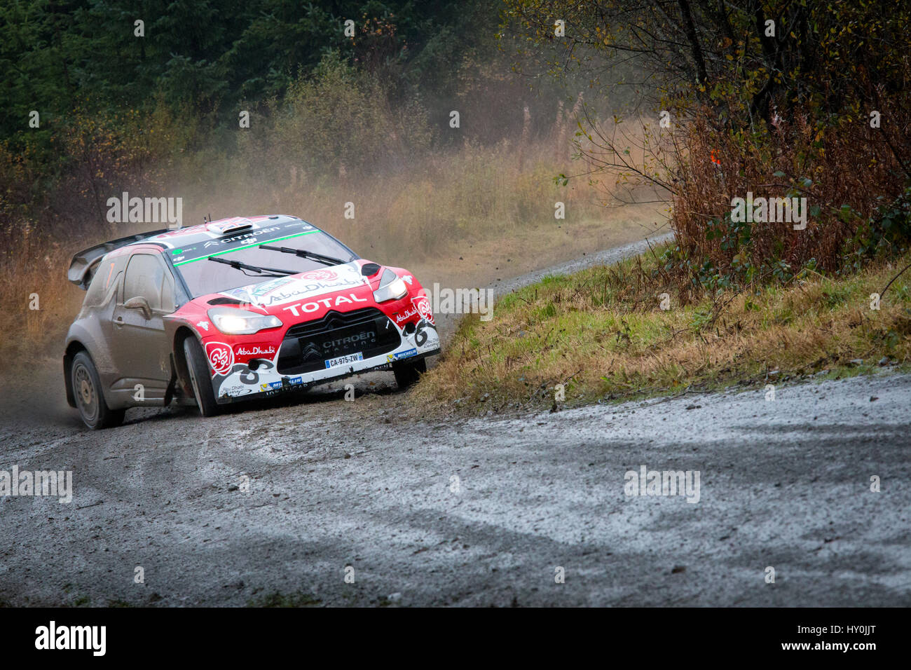 Kris Meeke in Citroen DS3 World Rally Car sul Dyfnant tappa del 2016 Wales Rally di Gran Bretagna, parte del FIA World Rally Championship Foto Stock