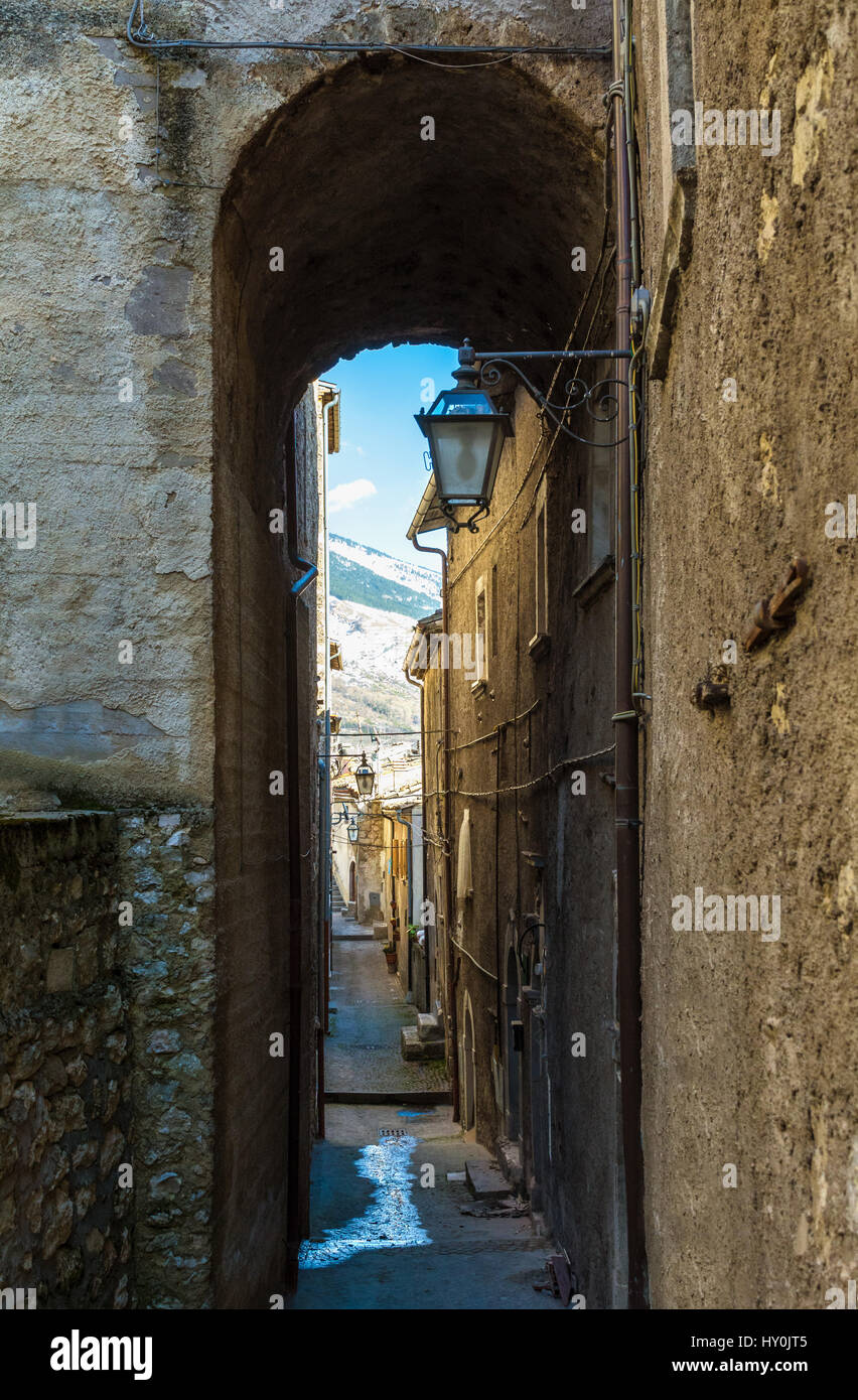 Villalago (Abruzzo, Italia) - Un affascinante piccolo borgo medioevale in provincia di L'Aquila, situato nelle gole del Sagittario, accanto al Lago di Scanno Foto Stock