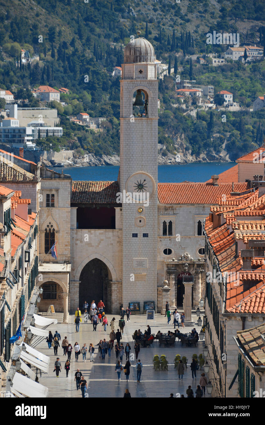 Il Stradun, o il viale principale, la medievale città murata di Dubrovnik, sulla costa dalmata della Croazia. Foto Stock