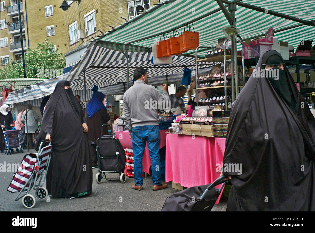 Le donne musulmane in burkas shopping nel mercato di Londra Foto Stock