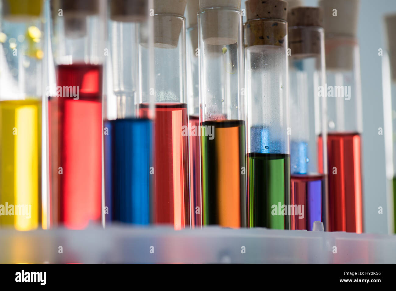Vista ravvicinata di provette con colorati campioni chimici in laboratorio Foto Stock
