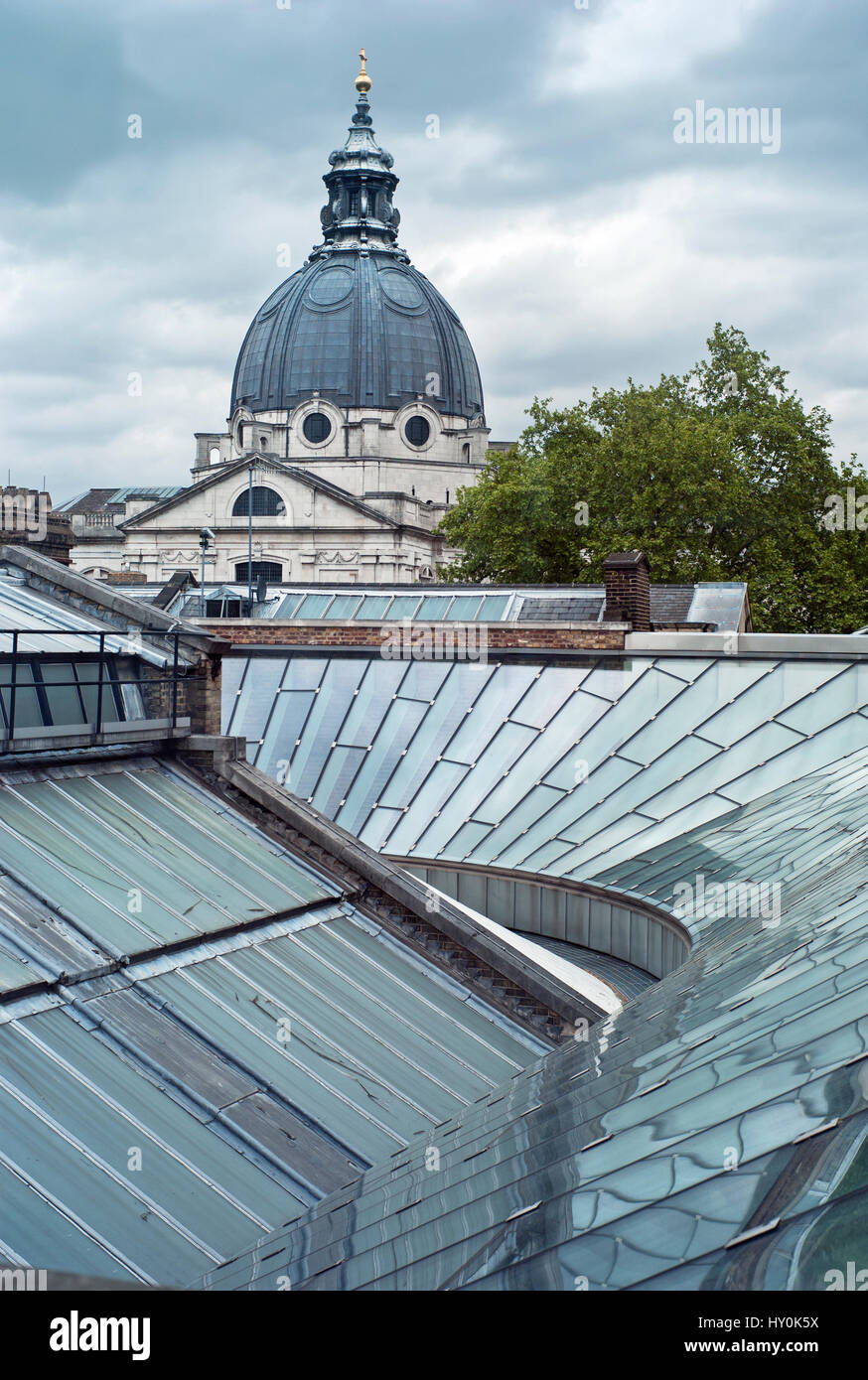 Vista del Brompton oratorio attraverso il nuovo padiglione vetrato che riflette le nuvole del cielo e la cupola e la nuova galleria tetto in vetro presso il Victoria and Albert Museum di Londra Foto Stock