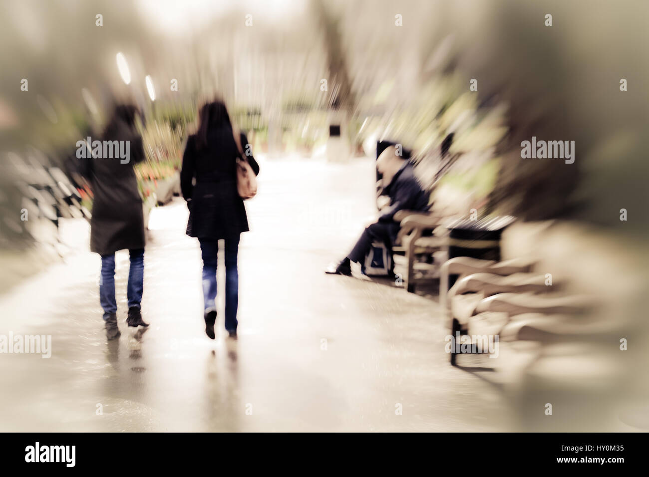 Le donne a piedi attraverso il parco di Londra, effetto sfocato Foto Stock